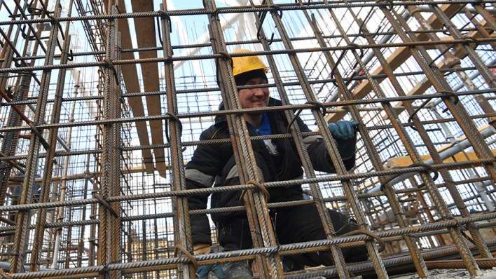 Строитель на стройплощадке