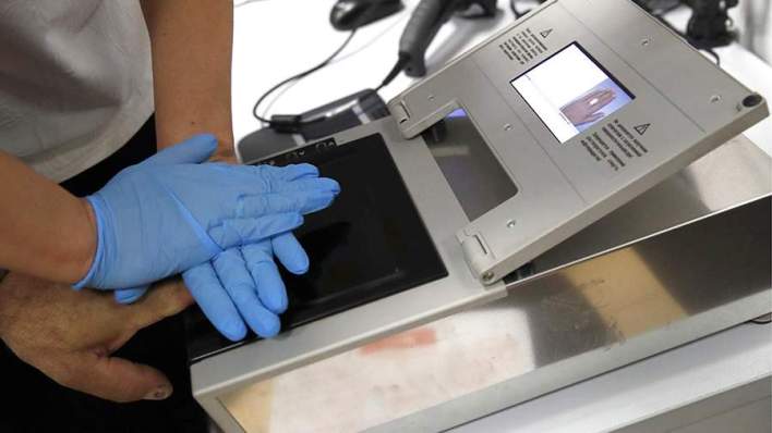 Иностранный гражданин во время прохождения дактилоскопической регистрации на территории Многофункционального миграционного центра